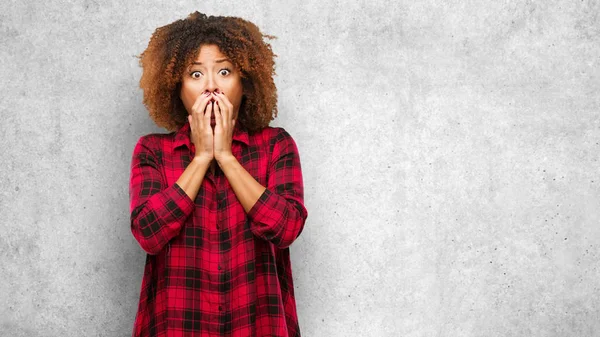 Joven Negro Afro Mujer Muy Asustado Miedo Oculto — Foto de Stock