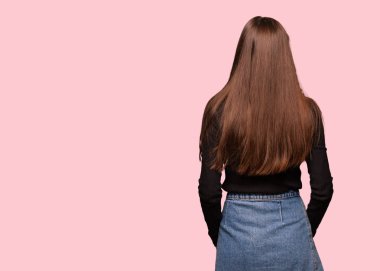 Arkasından, geriye dönüp baktığımda genç Sevimli Kadın