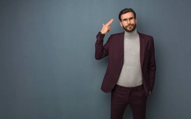 Bir intihar jest yapan iş modern erkek