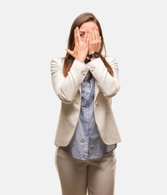 Beyaz iş genç kadını endişeli ve korkmuş hissediyor