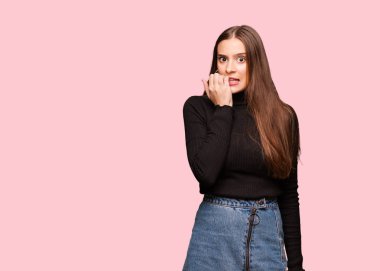 Çivi, sinirli ve tedirgin ısırma genç sevimli kadın