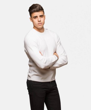 Tam karşıda görünen genç otantik adam