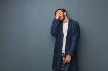 Utandım ve aynı anda gülüyor Pijama giyen adam