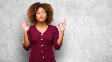 Genç afro kadın yoga gerçekleştirme siyah