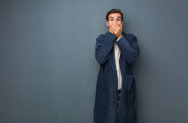 Neşeli ve kendine güvenen ok jest yapıyor Pijama giyen adam