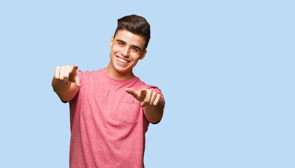 Joven Hombre Guapo Alegre Seguro Haciendo Buen Gesto — Foto de Stock