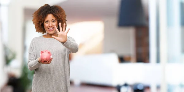 Jovem Preto Mulher Segurando Porquinho Banco Mostrando Número Cinco — Fotografia de Stock