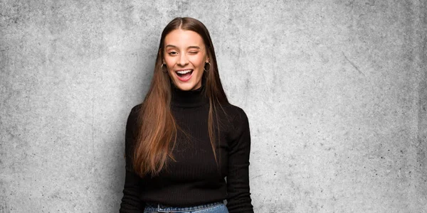 Giovane Donna Carina Ammiccante Divertente Gesto Amichevole Spensierato — Foto Stock