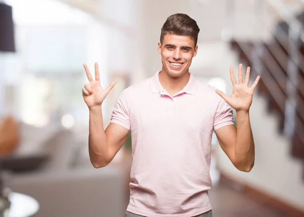 Jovem Bonitão Mostrando Número Oito — Fotografia de Stock