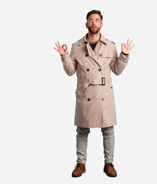 若い男のヨガを実行する着用のトレンチ コート — ストック写真