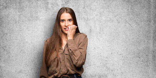 Unga Kaukasiska Kvinna Bita Naglarna Nervös Och Mycket Orolig — Stockfoto