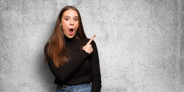 Jovem Mulher Bonita Apontando Para Lado — Fotografia de Stock