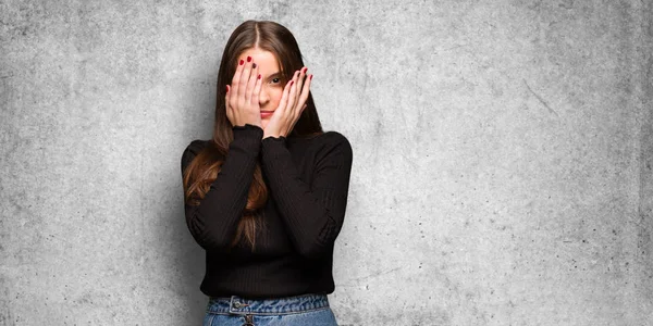 Giovane Donna Carina Sente Preoccupato Spaventato — Foto Stock