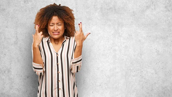 Young Black Afro Woman Crossing Fingers Having Luck — Stock Photo, Image