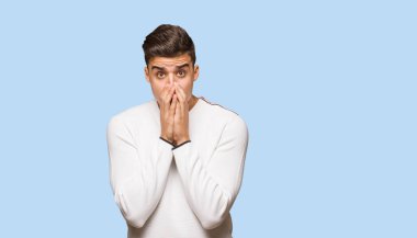 Otantik genç adam çok korkmuş ve korkmuş gizli