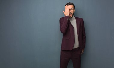 İş modern insan mutlu ve covering yüz el ile bağırarak