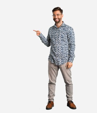 Genç havalı adam parmağıyla kenarı işaret ediyor.