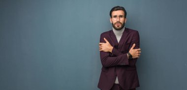 İş modern adam düşük sıcaklık nedeniyle soğuk gidiyor