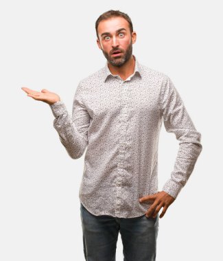 Beyaz adam gri komutunuz bir şey palm el tutan