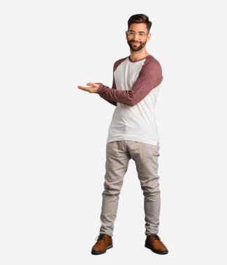 Elleriyle bir şey tutan genç yakışıklı adam
