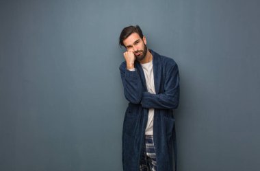 Erkek Pijama giyiyor gülümseyen ve tarafına işaret