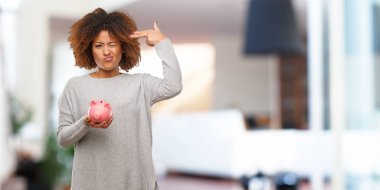 Genç bir intihar jest yapıyor kumbara tutan kadın siyah