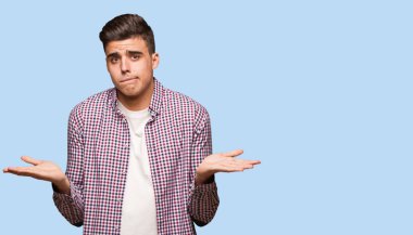 Genç serin adam şaşkın ve şüpheli