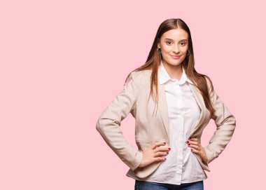 Genç beyaz iş kadını elle kalça üzerinde