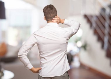 Bir şey hakkında düşünmeye arkasından serin adam genç iş