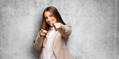 Genç beyaz iş kadını neşeli ve gülümseyerek