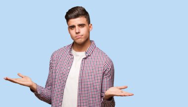 Genç serin adam şaşkın ve şüpheli