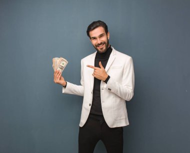 Gülümseyen ve tarafına işaret iş adamı