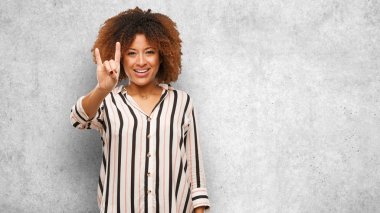 Genç siyah afro kadının bir rock jest yapması