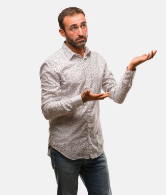 Gri komutunuz karışık ve şüpheli beyaz adam