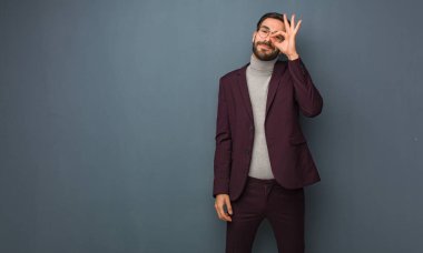 İş modern insanın göz ok jest yapıyor emin