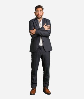 Genç yakışıklı iş adam düşük sıcaklık nedeniyle soğuk gidiyor