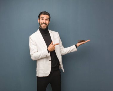 el ile bir şey tutan iş adamı