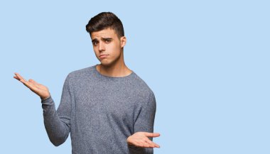 Genç yakışıklı adam şaşkın ve şüpheli