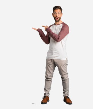 El ile bir şey tutan genç yakışıklı adam