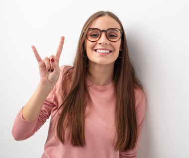 Genç Sevimli kadının bir rock jest yapması