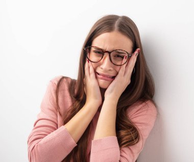 Genç sevimli kadın çaresiz ve üzgün