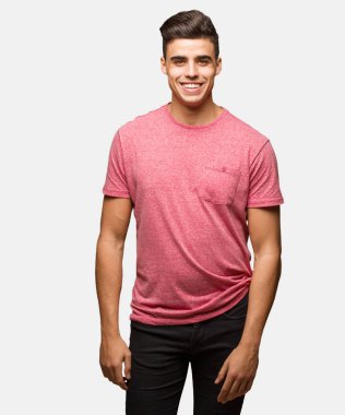 Genç yakışıklı adam neşeli ve gülümseyerek