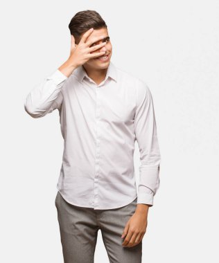 Utandım ve aynı anda gülüyor genç iş serin adam