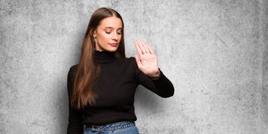 El koyarak önde Genç Sevimli Kadın