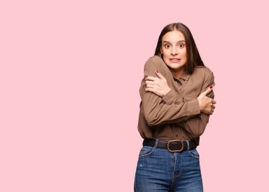 Düşük sıcaklık nedeniyle soğuk genç beyaz kadın