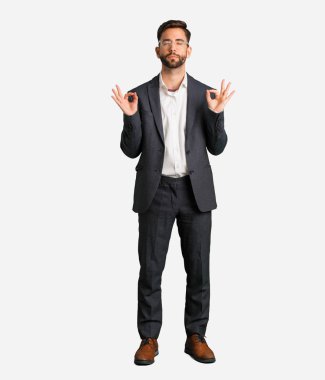 Genç yakışıklı iş adamı Yoga gerçekleştirme