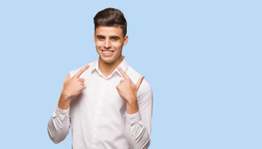 Genç iş cool adam gülümsüyor, ağız işaret