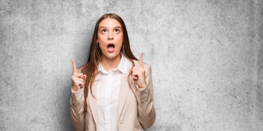 Bir şey göstermek için yukarıyı genç beyaz iş kadını şaşırttı