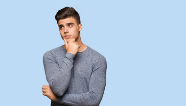 Yakışıklı delikanlı hakkında bir fikir düşünüyorum