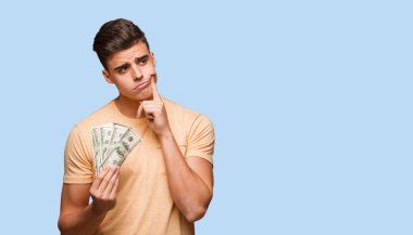 Şüphe ve karışık holding dolar genç adam